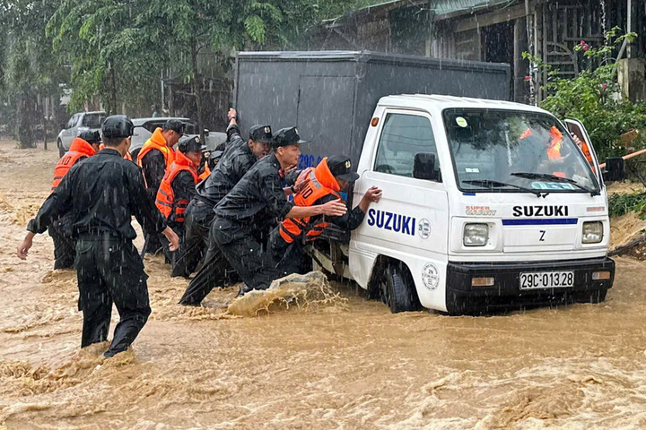 L&agrave;o Cai r&agrave; so&aacute;t v&ugrave;ng nguy hiểm, sẵn s&agrave;ng sơ t&aacute;n d&acirc;n trước mưa lớn, lũ qu&eacute;t- Ảnh 1.