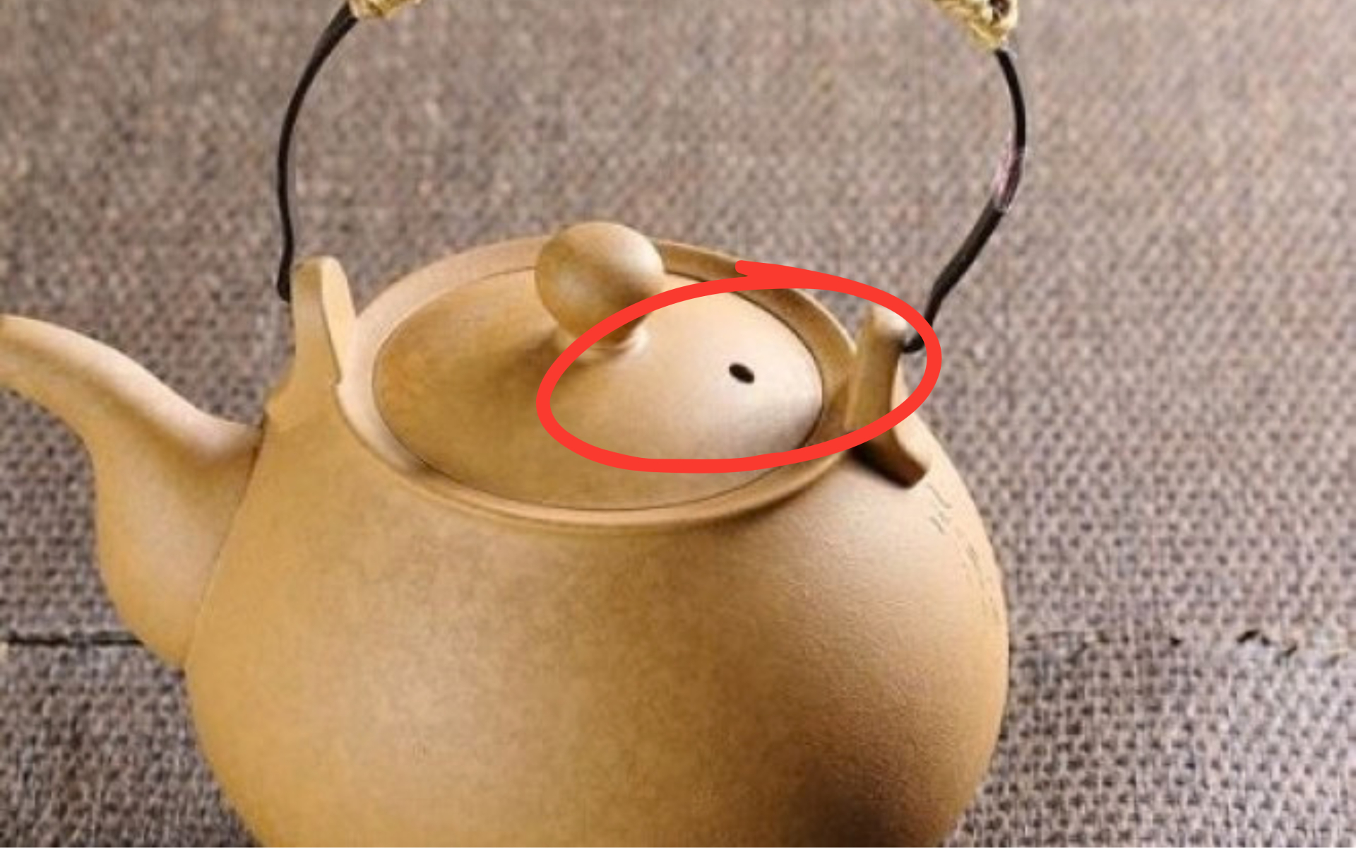 Tại sao c&oacute; 1 lỗ nhỏ tr&ecirc;n nắp ấm tr&agrave;- Ảnh 1.
