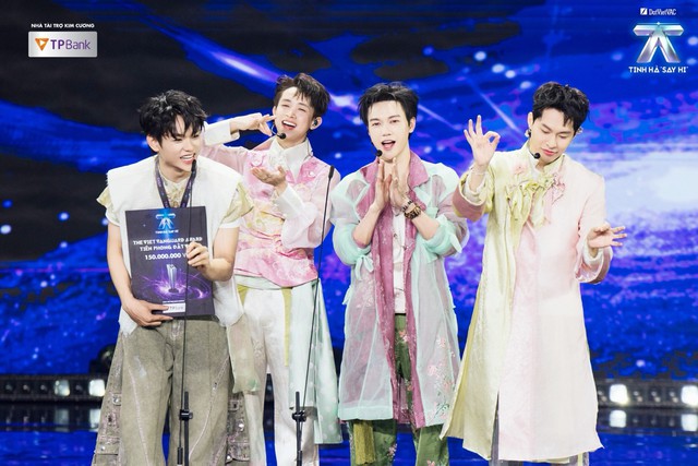 Tiết mục nhận giải &ldquo;The Viet Vanguard Award - Ti&ecirc;n Phong Đất Việt&rdquo;: Đưa ca tr&ugrave; l&ecirc;n Top 1 thịnh h&agrave;nh, học h&aacute;t từ nghệ nh&acirc;n 60 năm giữ nghề - Ảnh 2.