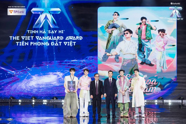 Tiết mục nhận giải &ldquo;The Viet Vanguard Award - Ti&ecirc;n Phong Đất Việt&rdquo;: Đưa ca tr&ugrave; l&ecirc;n Top 1 thịnh h&agrave;nh, học h&aacute;t từ nghệ nh&acirc;n 60 năm giữ nghề - Ảnh 4.