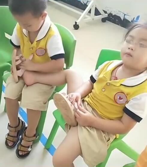 C&ocirc; gi&aacute;o mầm non gửi video ở lớp của con, mẹ xem xong xong vừa ngượng vừa tự h&agrave;o: Kh&ocirc;ng ngờ c&oacute; đứa con ga lăng đến vậy!- Ảnh 1.
