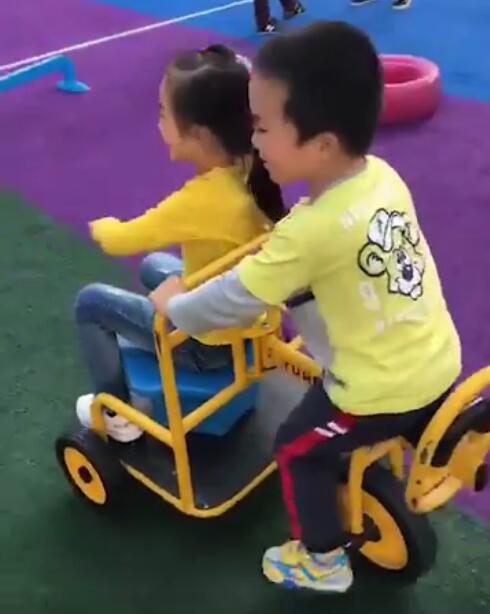 C&ocirc; gi&aacute;o mầm non gửi video ở lớp của con, mẹ xem xong xong vừa ngượng vừa tự h&agrave;o: Kh&ocirc;ng ngờ c&oacute; đứa con ga lăng đến vậy!- Ảnh 2.