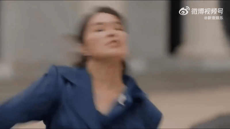 Tưởng phim Ấn Độ nhưng h&oacute;a ra l&agrave; phim Th&aacute;i: M&agrave;n ng&atilde; cầu thang "ảo tung chảo", t&igrave;nh tiết phi l&yacute; đến cực điểm - Ảnh 2.