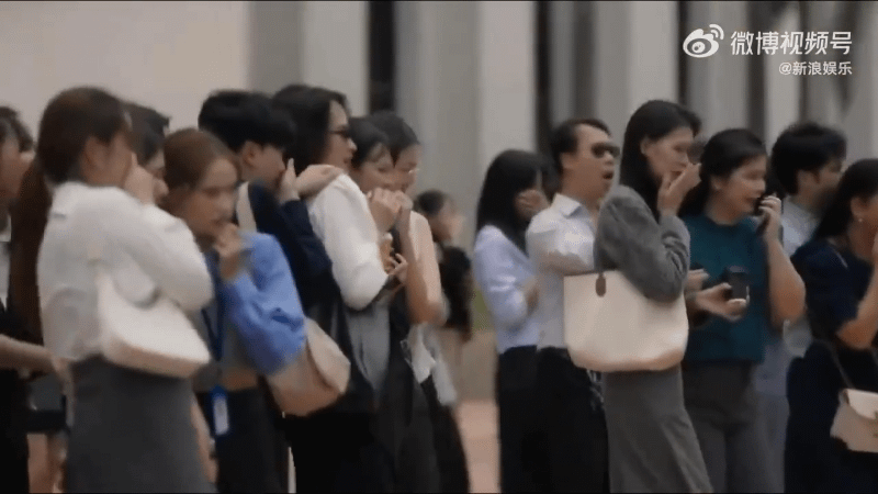 Tưởng phim Ấn Độ nhưng h&oacute;a ra l&agrave; phim Th&aacute;i: M&agrave;n ng&atilde; cầu thang "ảo tung chảo", t&igrave;nh tiết phi l&yacute; đến cực điểm - Ảnh 3.