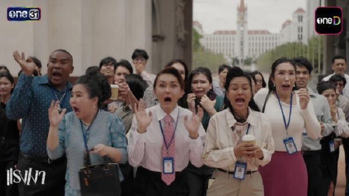 Tưởng phim Ấn Độ nhưng h&oacute;a ra l&agrave; phim Th&aacute;i: M&agrave;n ng&atilde; cầu thang "ảo tung chảo", t&igrave;nh tiết phi l&yacute; đến cực điểm - Ảnh 6.