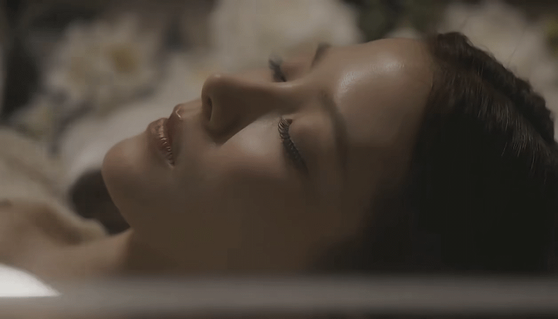 Tưởng phim Ấn Độ nhưng h&oacute;a ra l&agrave; phim Th&aacute;i: M&agrave;n ng&atilde; cầu thang "ảo tung chảo", t&igrave;nh tiết phi l&yacute; đến cực điểm - Ảnh 7.
