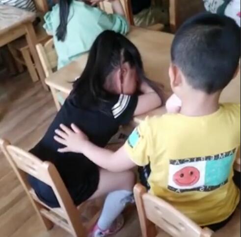 C&ocirc; gi&aacute;o mầm non gửi video ở lớp của con, mẹ xem xong xong vừa ngượng vừa tự h&agrave;o: Kh&ocirc;ng ngờ c&oacute; đứa con ga lăng đến vậy!- Ảnh 3.