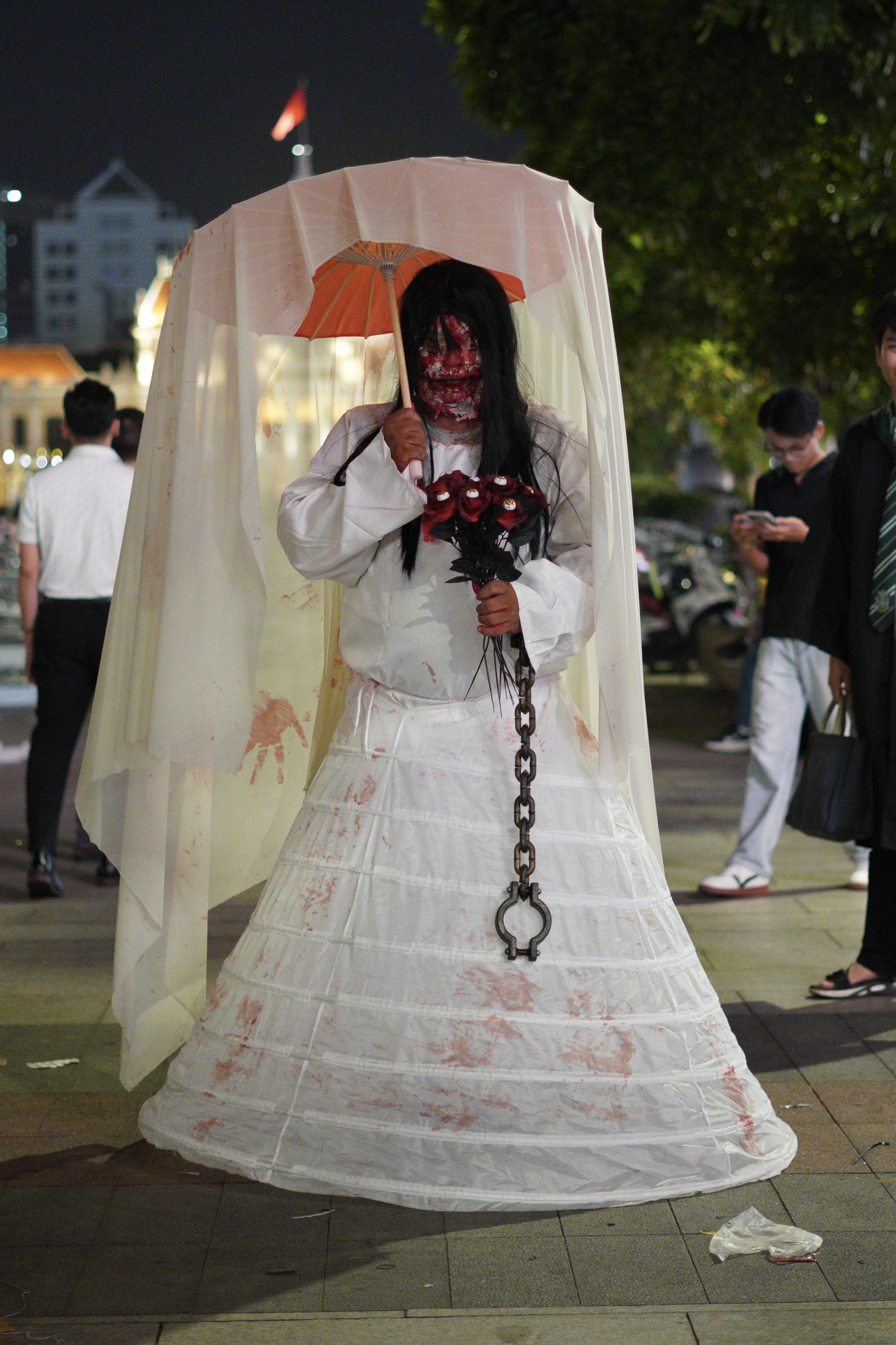 Halloween ở S&agrave;i G&ograve;n chơi lớn cỡ n&agrave;y: Đường phố biến th&agrave;nh s&agrave;n catwalk, ai nấy đầu tư kh&ocirc;ng tiếc tay - Ảnh 9.