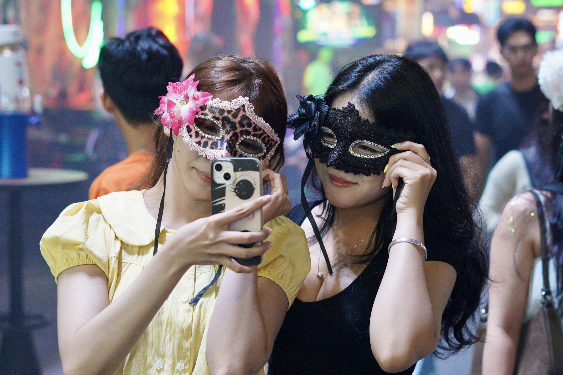 Halloween ở S&agrave;i G&ograve;n chơi lớn cỡ n&agrave;y: Đường phố biến th&agrave;nh s&agrave;n catwalk, ai nấy đầu tư kh&ocirc;ng tiếc tay - Ảnh 23.