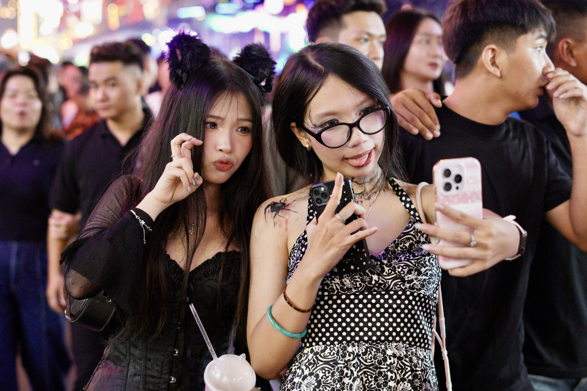 Halloween ở S&agrave;i G&ograve;n chơi lớn cỡ n&agrave;y: Đường phố biến th&agrave;nh s&agrave;n catwalk, ai nấy đầu tư kh&ocirc;ng tiếc tay - Ảnh 24.