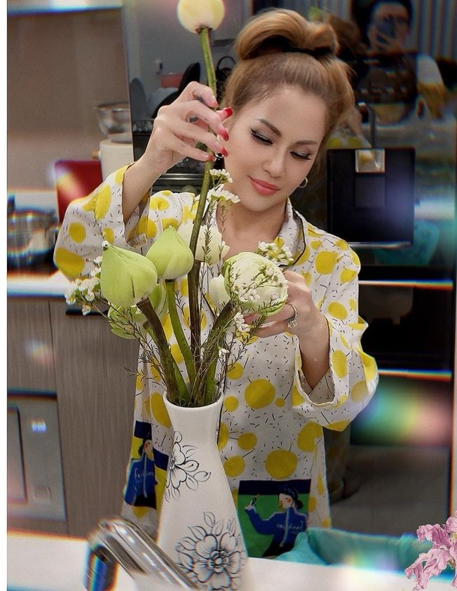 Việt Nam c&oacute; 1 gia đ&igrave;nh to&agrave;n ca sĩ nổi tiếng: 3 chị em người sở hữu biệt thự 20 tỷ, người cưới tỷ ph&uacute; sống trong penthouse xa hoa- Ảnh 9.