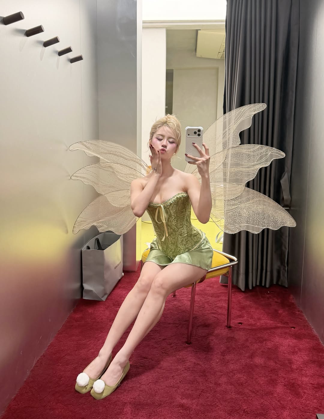 B&iacute; lời khen trước m&agrave;n cosplay "ti&ecirc;n xanh" của hot girl tạp h&oacute;a- Ảnh 6.