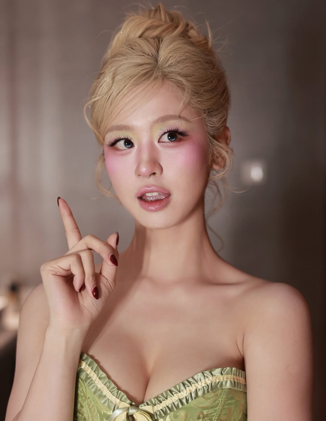 B&iacute; lời khen trước m&agrave;n cosplay "ti&ecirc;n xanh" của hot girl tạp h&oacute;a- Ảnh 4.