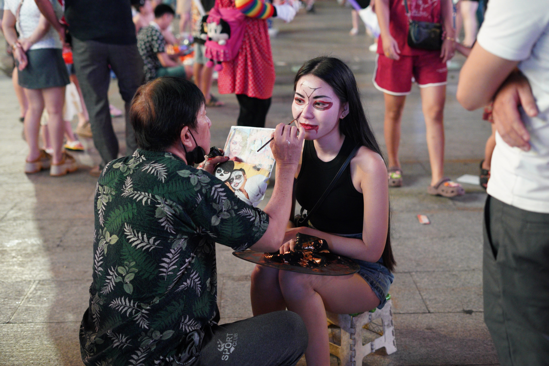 Halloween ở S&agrave;i G&ograve;n chơi lớn cỡ n&agrave;y: Đường phố biến th&agrave;nh s&agrave;n catwalk, ai nấy đầu tư kh&ocirc;ng tiếc tay - Ảnh 27.