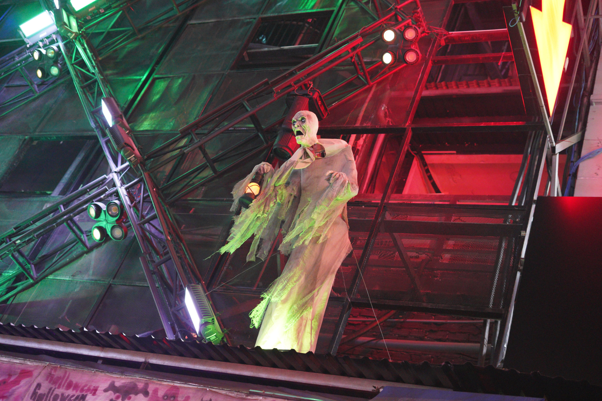 Halloween ở S&agrave;i G&ograve;n chơi lớn cỡ n&agrave;y: Đường phố biến th&agrave;nh s&agrave;n catwalk, ai nấy đầu tư kh&ocirc;ng tiếc tay - Ảnh 18.