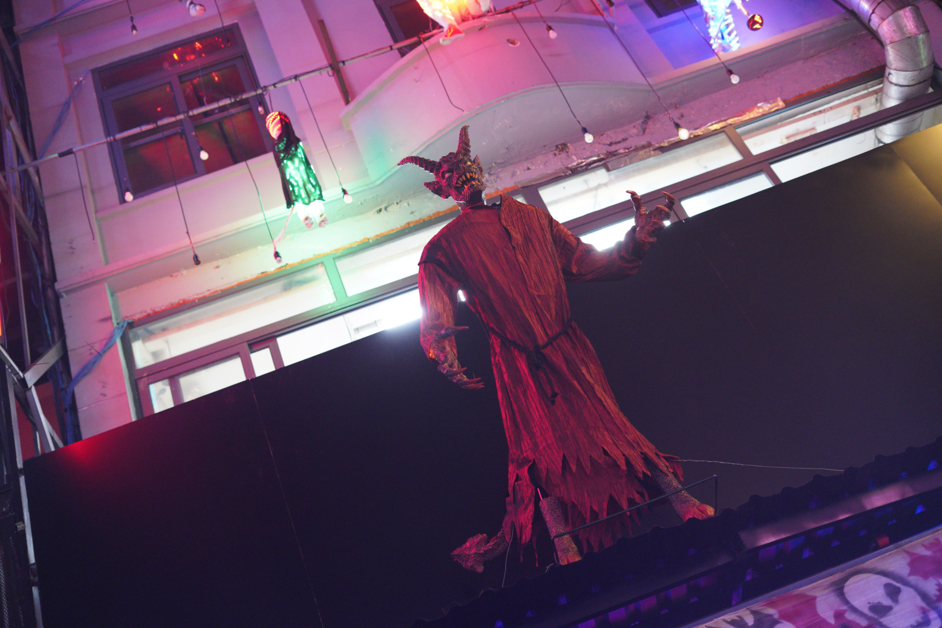 Halloween ở S&agrave;i G&ograve;n chơi lớn cỡ n&agrave;y: Đường phố biến th&agrave;nh s&agrave;n catwalk, ai nấy đầu tư kh&ocirc;ng tiếc tay - Ảnh 19.