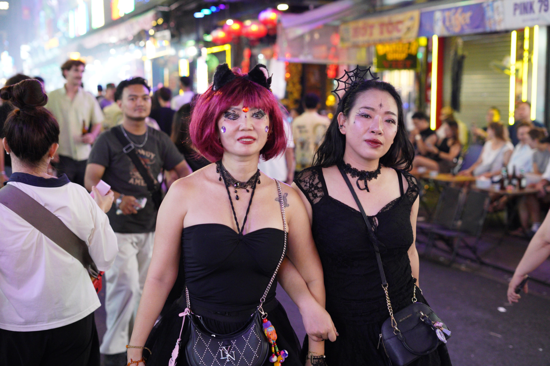 Halloween ở S&agrave;i G&ograve;n chơi lớn cỡ n&agrave;y: Đường phố biến th&agrave;nh s&agrave;n catwalk, ai nấy đầu tư kh&ocirc;ng tiếc tay - Ảnh 17.
