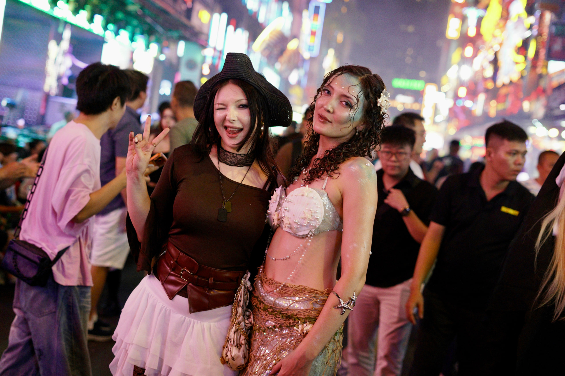 Halloween ở S&agrave;i G&ograve;n chơi lớn cỡ n&agrave;y: Đường phố biến th&agrave;nh s&agrave;n catwalk, ai nấy đầu tư kh&ocirc;ng tiếc tay - Ảnh 16.