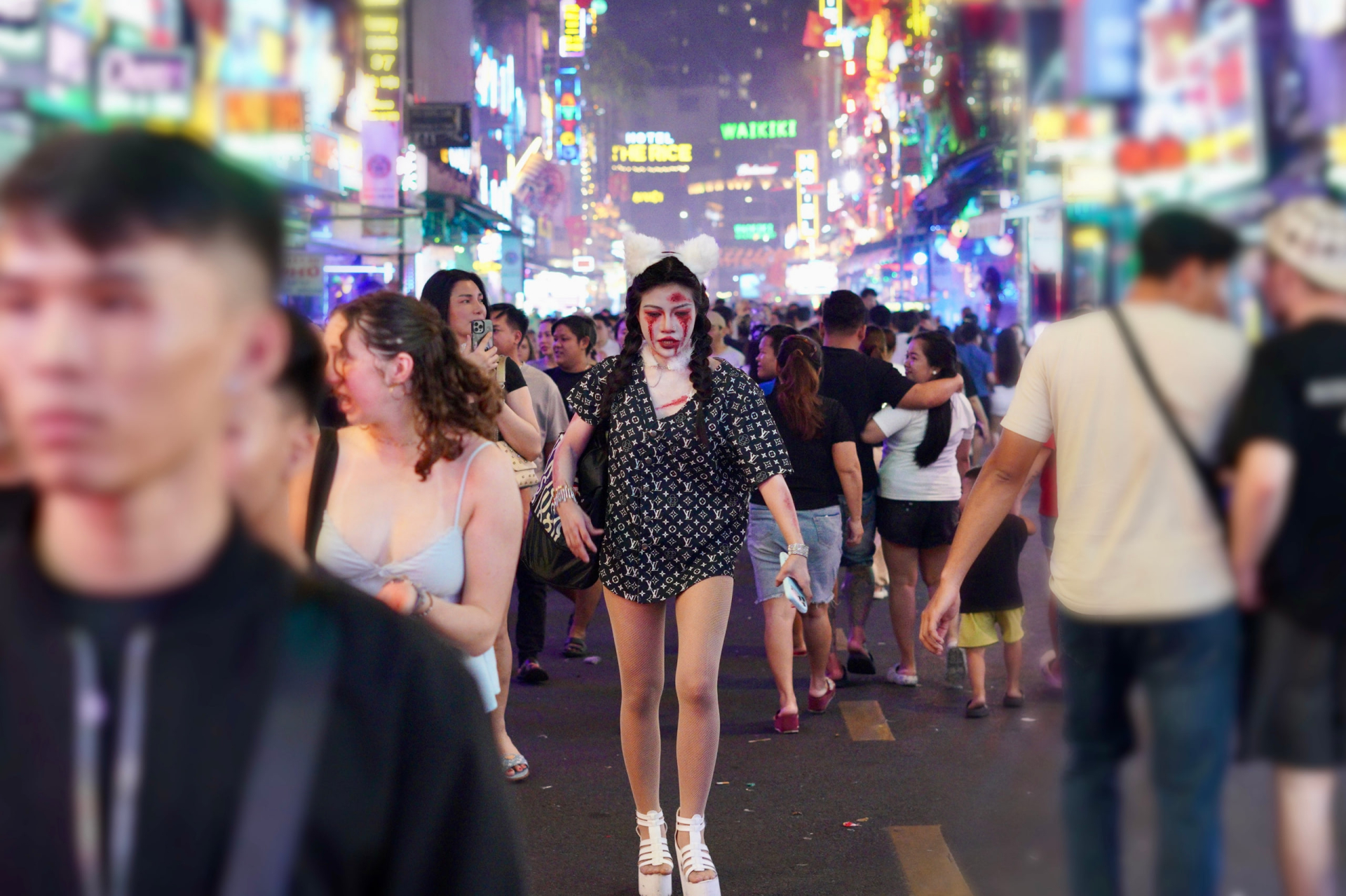 Halloween ở S&agrave;i G&ograve;n chơi lớn cỡ n&agrave;y: Đường phố biến th&agrave;nh s&agrave;n catwalk, ai nấy đầu tư kh&ocirc;ng tiếc tay - Ảnh 15.