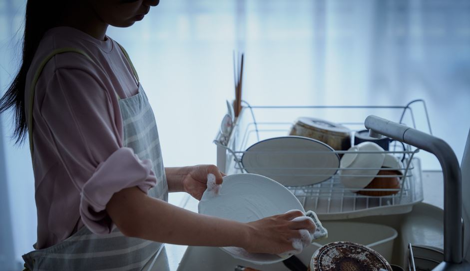 Rửa b&aacute;t nhớ tr&aacute;nh 5 sai lầm n&agrave;y kẻo cả nh&agrave; rước bệnh - Ảnh 2.