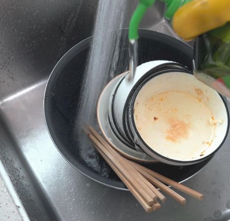 Rửa b&aacute;t nhớ tr&aacute;nh 5 sai lầm n&agrave;y kẻo cả nh&agrave; rước bệnh - Ảnh 1.
