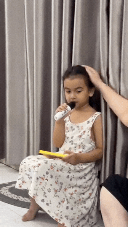 Con g&aacute;i V&otilde; Hạ Tr&acirc;m "giao diện Ấn Độ nhưng hệ điều h&agrave;nh miền T&acirc;y", thừa hưởng giọng h&aacute;t cao v&uacute;t của mẹ- Ảnh 2.