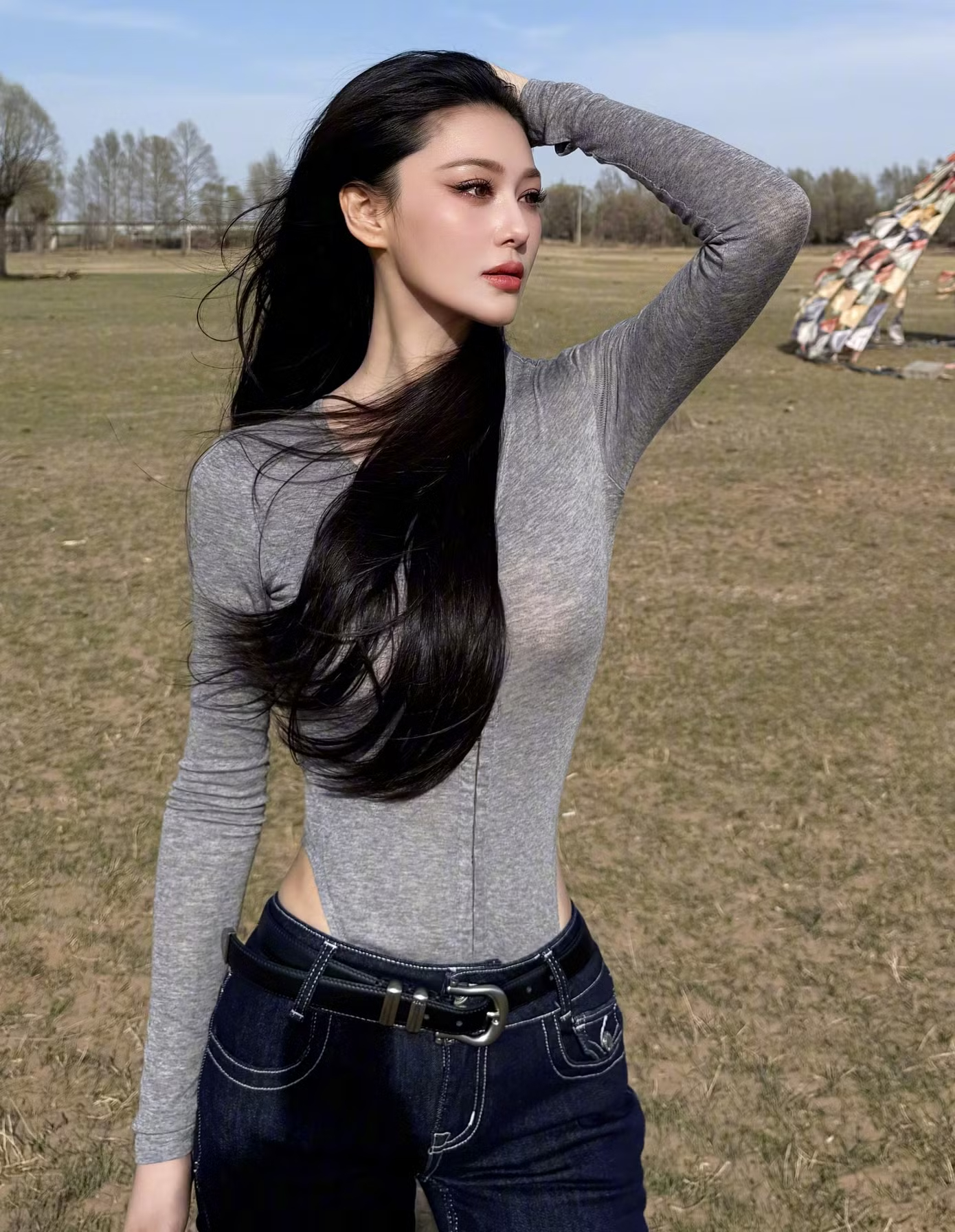 "Đại mỹ nh&acirc;n" thị phi của showbiz, 31 tuổi y&ecirc;n ấm với chồng qu&acirc;n nh&acirc;n: U40 vẫn đẹp như tượng tạc, gu ăn vận qu&aacute; b&eacute;n- Ảnh 14.