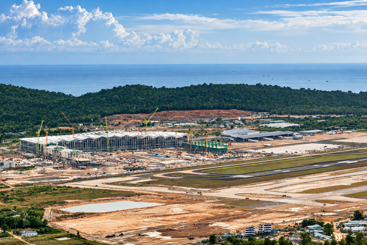 B&ecirc;n trong đại c&ocirc;ng trường s&acirc;n bay Ph&uacute; Quốc: Nh&agrave; ga h&igrave;nh Phượng ho&agrave;ng dần lộ diện, gần 8.000 người chạy đua với thời gian- Ảnh 1.