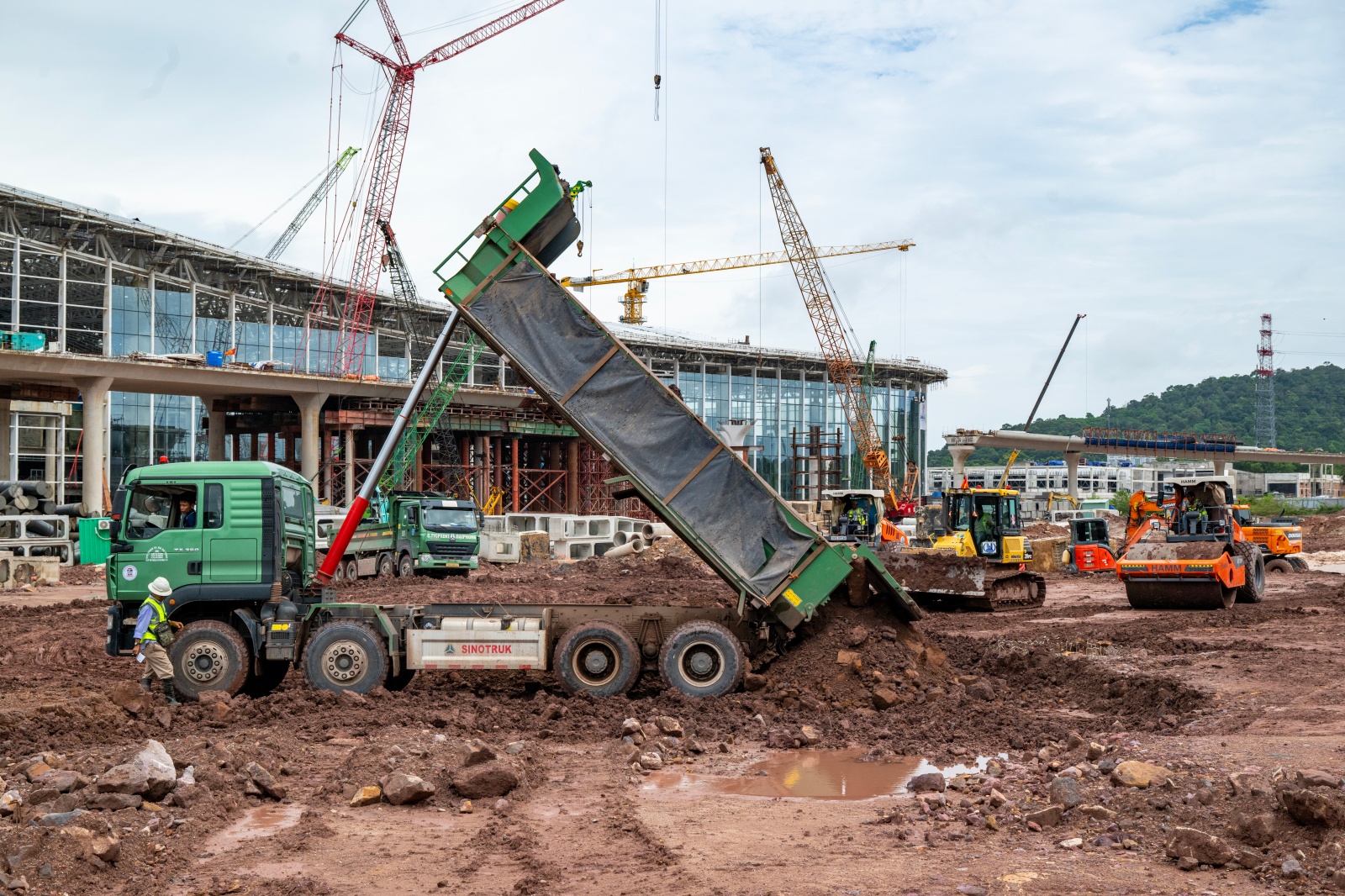 B&ecirc;n trong đại c&ocirc;ng trường s&acirc;n bay Ph&uacute; Quốc: Nh&agrave; ga h&igrave;nh Phượng ho&agrave;ng dần lộ diện, gần 8.000 người chạy đua với thời gian- Ảnh 12.