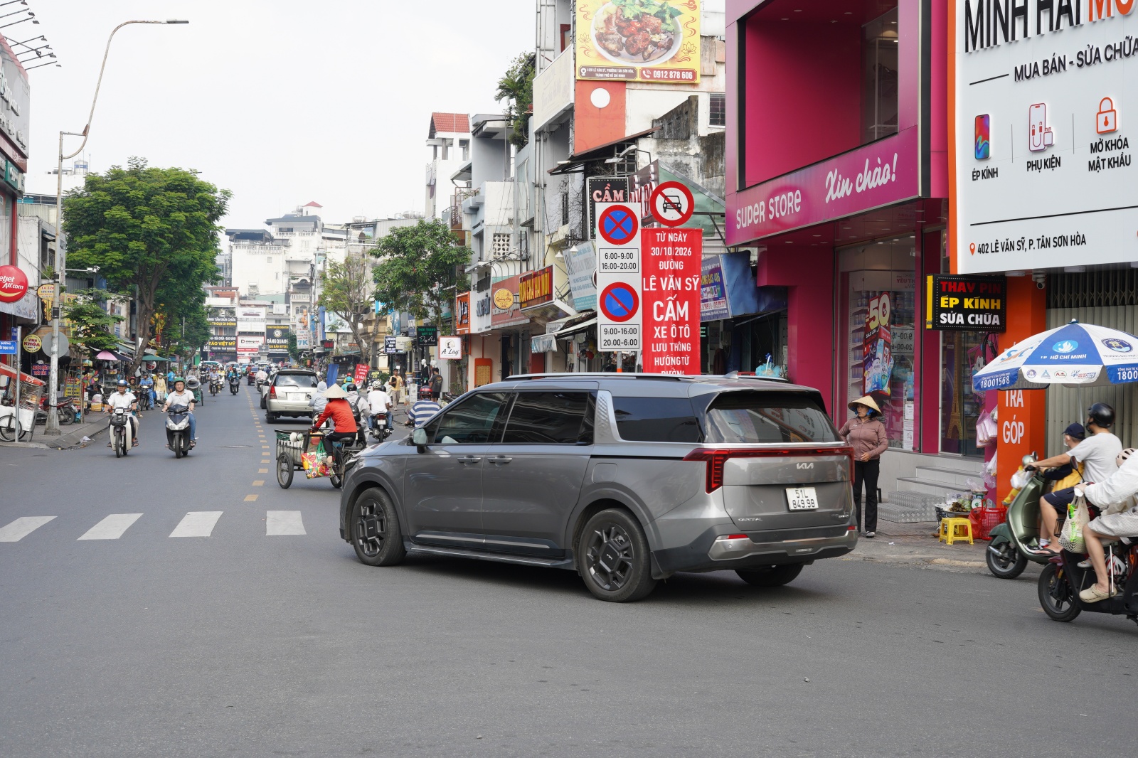 Điều chỉnh giao th&ocirc;ng quanh s&acirc;n bay T&acirc;n Sơn Nhất, nhiều t&agrave;i xế ngỡ ng&agrave;ng đi v&agrave;o đường cấm- Ảnh 4.