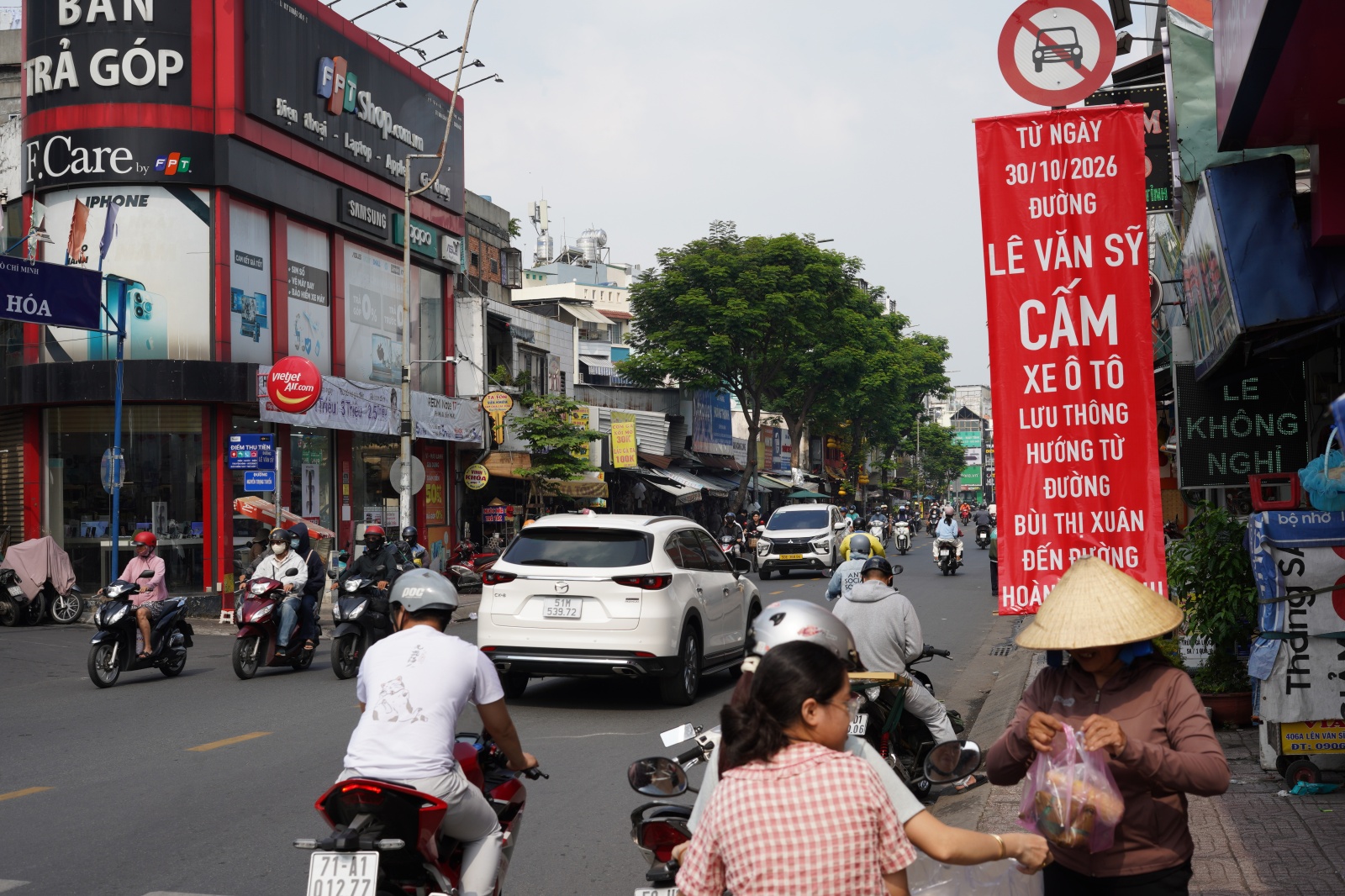 Điều chỉnh giao th&ocirc;ng quanh s&acirc;n bay T&acirc;n Sơn Nhất, nhiều t&agrave;i xế ngỡ ng&agrave;ng đi v&agrave;o đường cấm- Ảnh 2.