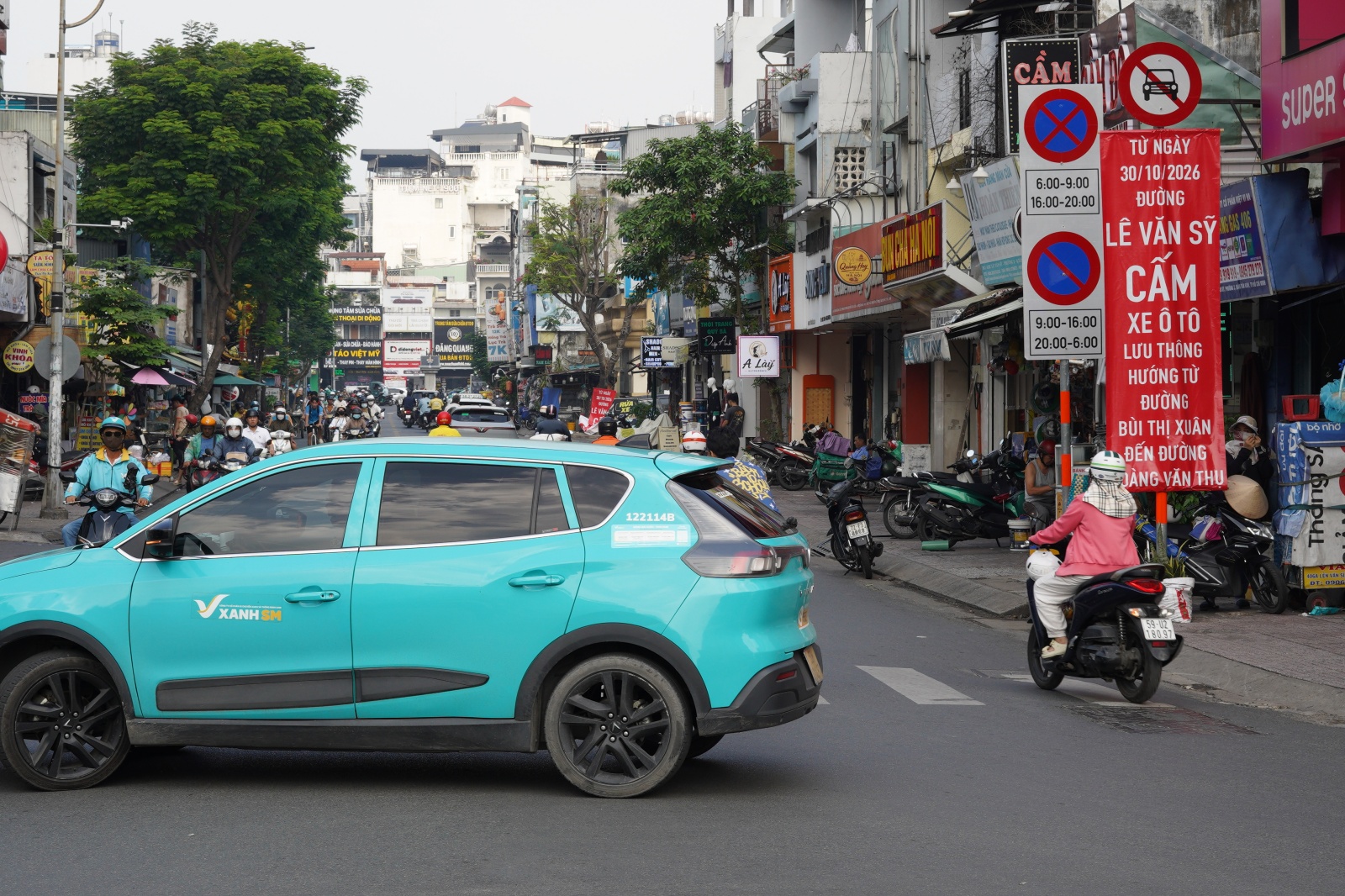 Điều chỉnh giao th&ocirc;ng quanh s&acirc;n bay T&acirc;n Sơn Nhất, nhiều t&agrave;i xế ngỡ ng&agrave;ng đi v&agrave;o đường cấm- Ảnh 9.