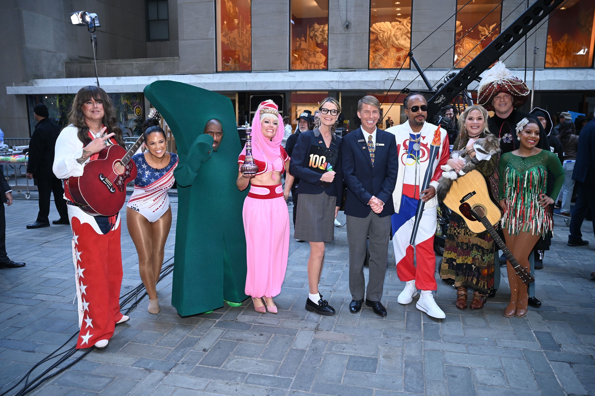 Sao USUK chơi lớn Halloween: Paris Hilton b&ecirc; trăn sống h&oacute;a Britney Spears, Kim Kardashian h&oacute;a trang th&agrave;nh ch&iacute;nh... con g&aacute;i m&igrave;nh!- Ảnh 15.