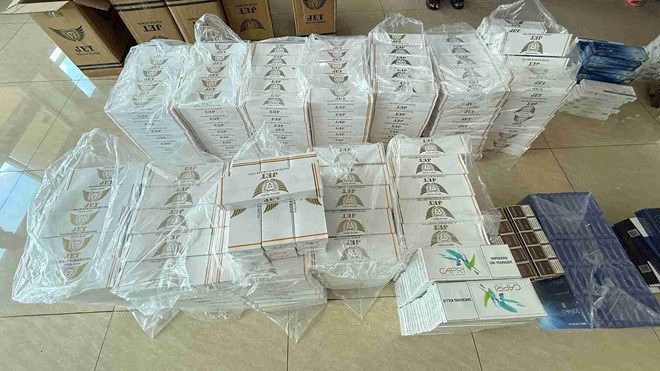 C&ocirc;ng an kiểm tra cửa h&agrave;ng v&agrave; kho: Khởi tố vợ chồng Đinh Thị Thu Hồng c&ugrave;ng con g&aacute;i, con d&acirc;u - Ảnh 2.