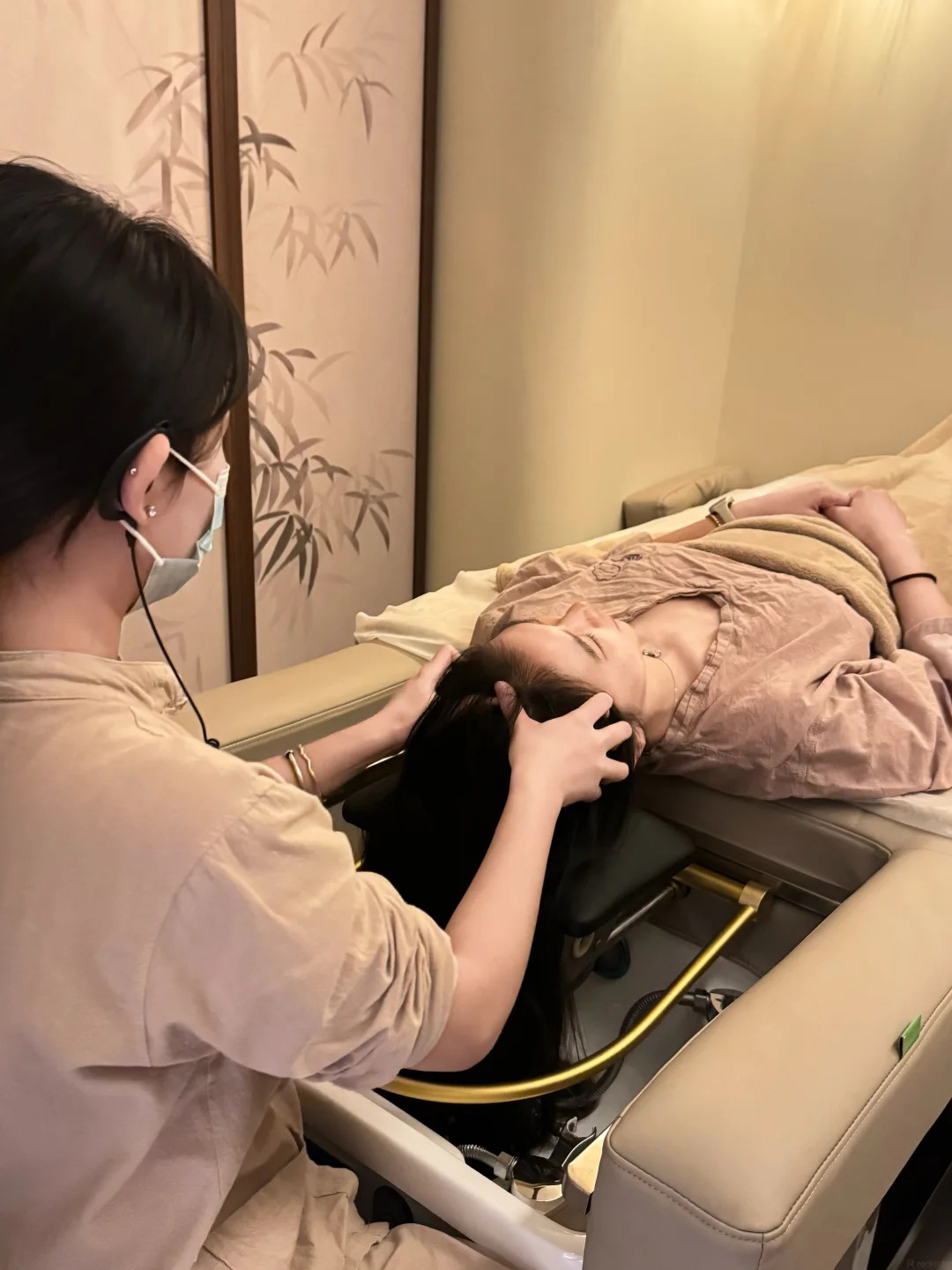 T&oacute;c sạch s&acirc;u, l&acirc;u bết nhờ 4 chi&ecirc;u gội đầu "tuyệt kỹ" của tiệm l&agrave;m đầu- Ảnh 4.