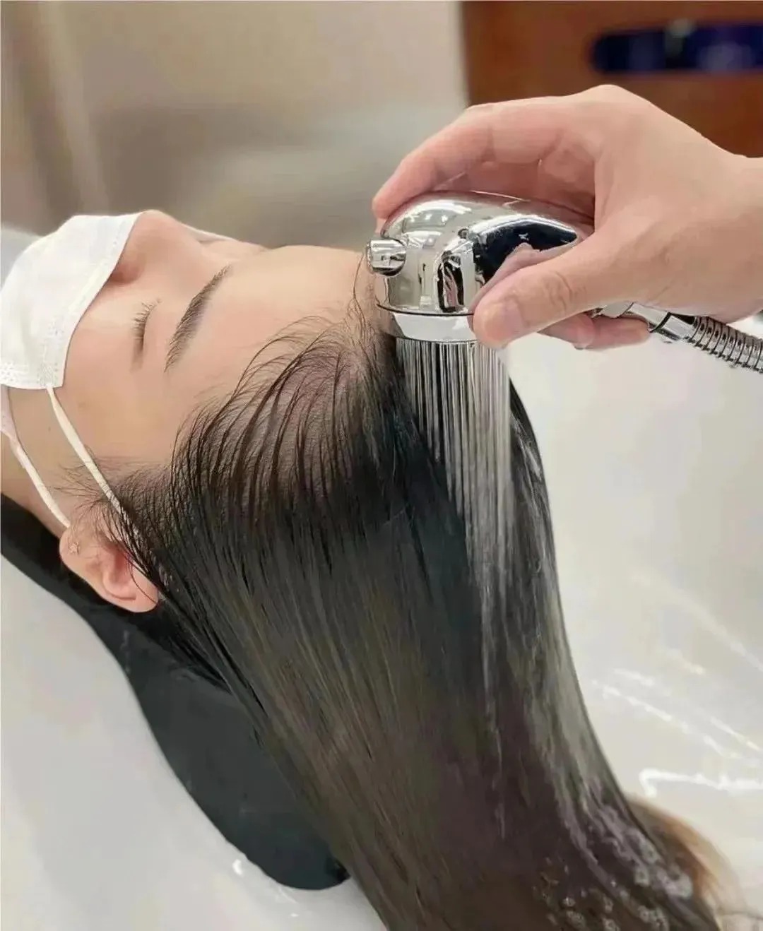 T&oacute;c sạch s&acirc;u, l&acirc;u bết nhờ 4 chi&ecirc;u gội đầu "tuyệt kỹ" của tiệm l&agrave;m đầu- Ảnh 2.