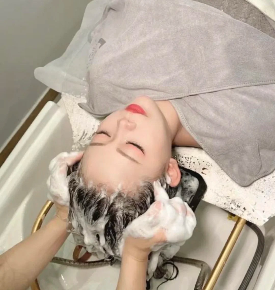 T&oacute;c sạch s&acirc;u, l&acirc;u bết nhờ 4 chi&ecirc;u gội đầu "tuyệt kỹ" của tiệm l&agrave;m đầu- Ảnh 5.