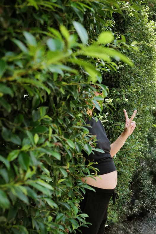 Nhan Phúc Vinh chăm Khả Ngân như "chăm em bé", xin phép vợ bầu đi leo núi mà tình cỡ này- Ảnh 1.
