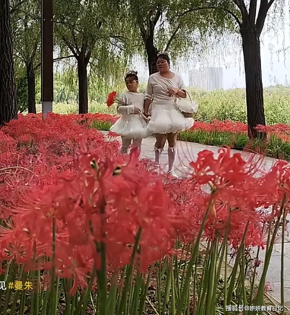Một đoạn video "mẹ con tiểu thư đi dạo" khiến nhiều người nhức mắt: Xin khi&ecirc;m tốn một ch&uacute;t được kh&ocirc;ng?- Ảnh 1.
