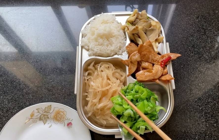 Khoe bữa ăn b&aacute;n tr&uacute; bắt mắt, b&agrave; mẹ ngạc nhi&ecirc;n khi bị ch&ecirc;: Tr&ocirc;ng th&igrave; sang xịn, b&ecirc;n trong chẳng c&oacute; g&igrave;!- Ảnh 1.