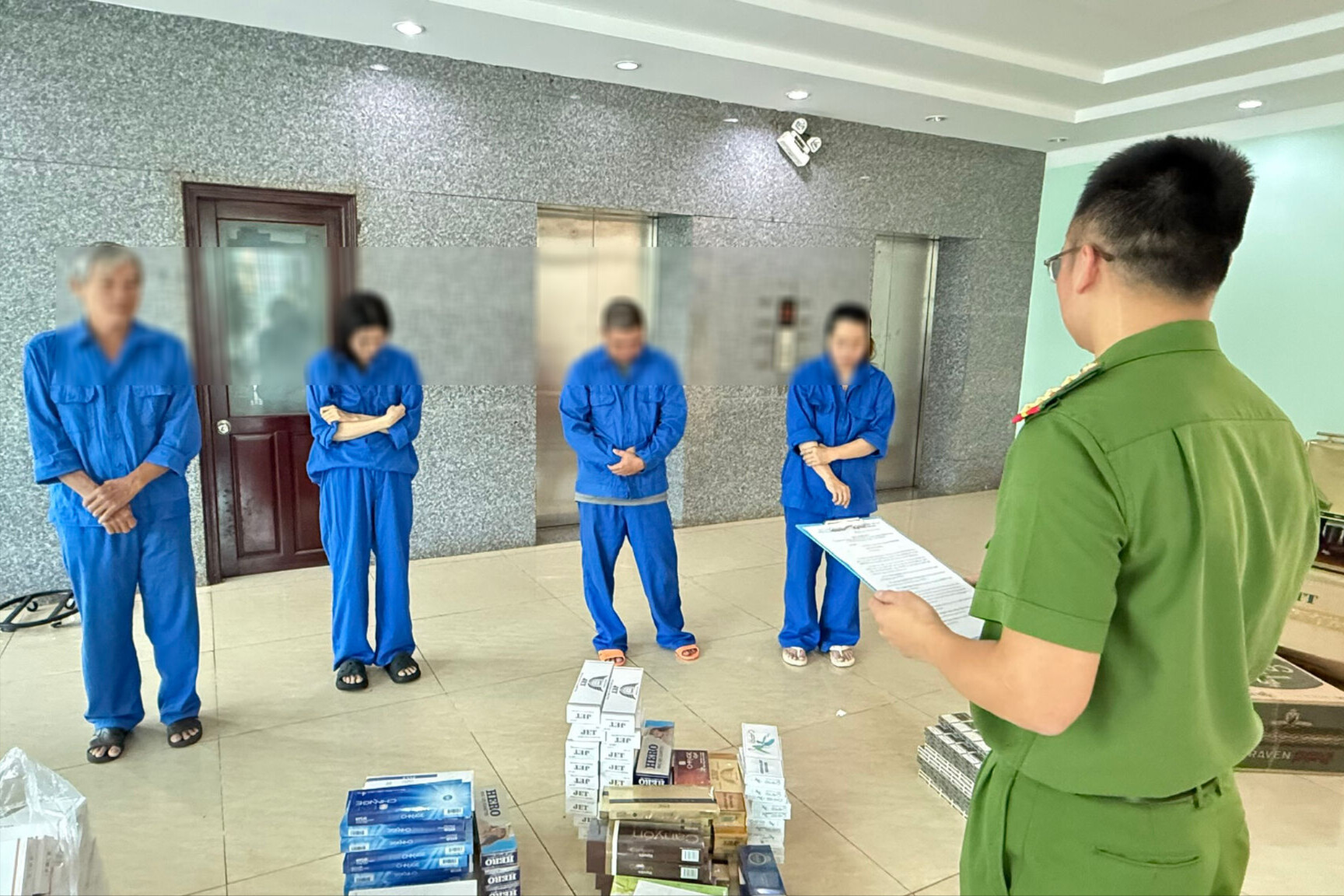 C&ocirc;ng an kiểm tra cửa h&agrave;ng v&agrave; kho: Khởi tố vợ chồng Đinh Thị Thu Hồng c&ugrave;ng con g&aacute;i, con d&acirc;u - Ảnh 1.