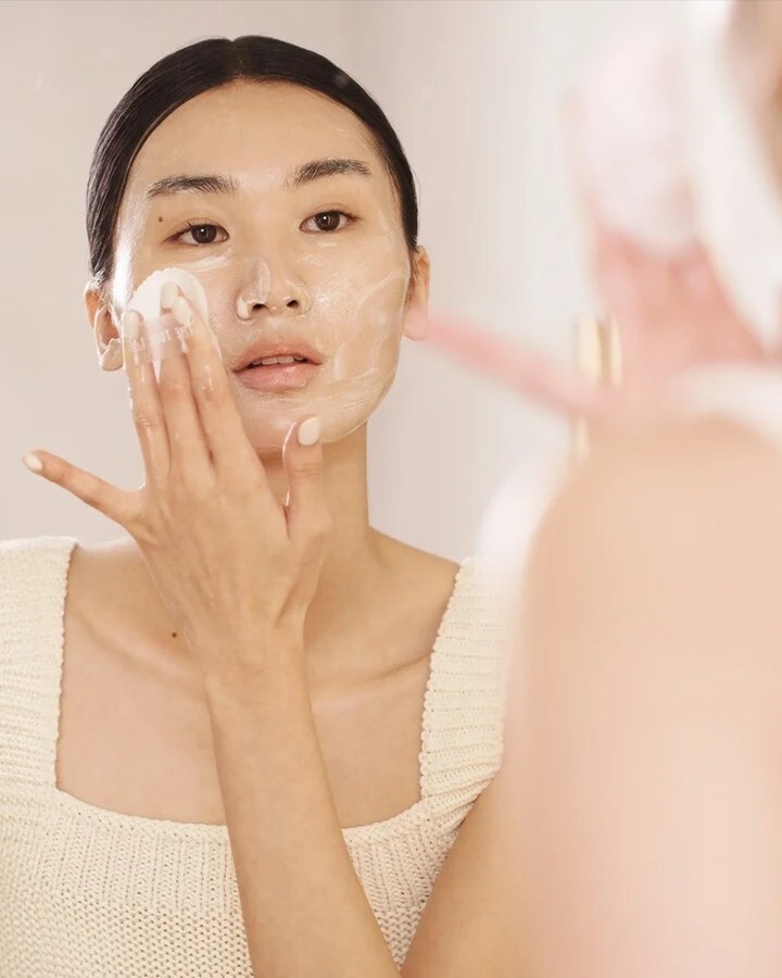 Mẹo l&agrave;m sạch mụn đầu đen bằng s&aacute;p tẩy trang đang viral: L&agrave;m thế n&agrave;o để da kh&ocirc;ng đỏ r&aacute;t? - Ảnh 4.