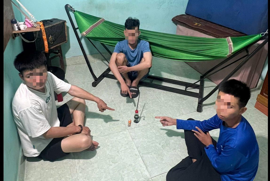 C&ocirc;ng an kiểm tra l&uacute;c 23 giờ: Giữ khẩn cấp 3 nam thanh ni&ecirc;n c&ugrave;ng SN 2000- Ảnh 1.