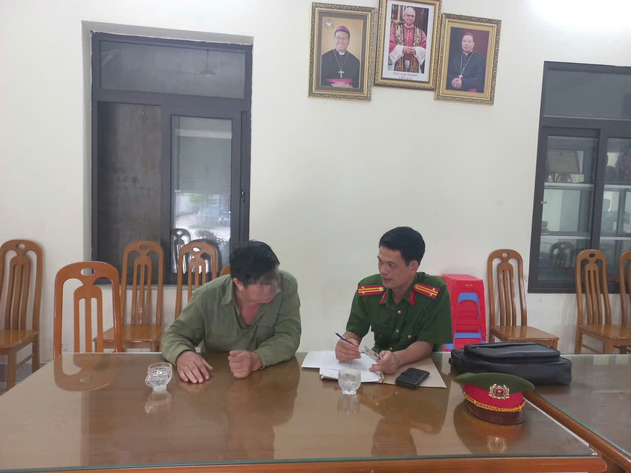 Nhận cuộc gọi y&ecirc;u cầu chuyển khoản 45 triệu đồng v&agrave; giữ b&iacute; mật với gia đ&igrave;nh, người đ&agrave;n &ocirc;ng SN 1969 lập tức đến c&ocirc;ng an- Ảnh 1.