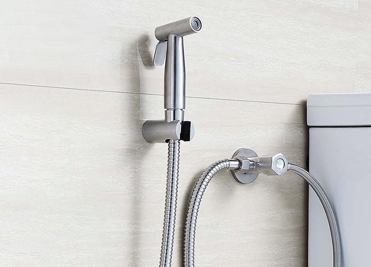 Lời khuy&ecirc;n đến c&aacute;c gia đ&igrave;nh thường xuy&ecirc;n sử dụng v&ograve;i xịt vệ sinh- Ảnh 2.