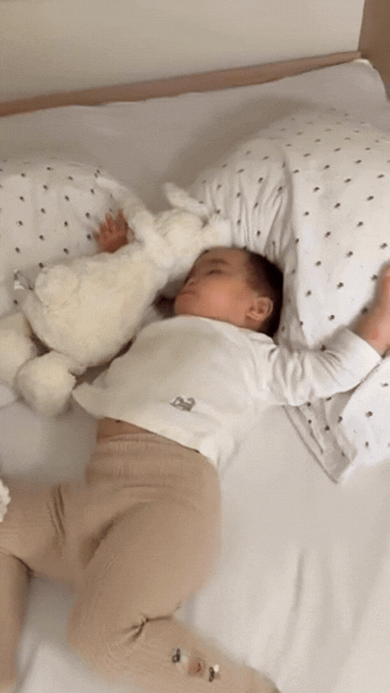 Con g&aacute;i Ng&ocirc; Thanh V&acirc;n m&ecirc; mệt b&aacute;nh m&igrave;, ngủ bất chấp suốt chuyến về qu&ecirc; ngoại ở Na Uy- Ảnh 3.