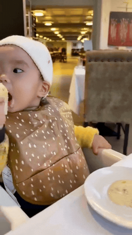 Con g&aacute;i Ng&ocirc; Thanh V&acirc;n m&ecirc; mệt b&aacute;nh m&igrave;, ngủ bất chấp suốt chuyến về qu&ecirc; ngoại ở Na Uy- Ảnh 2.