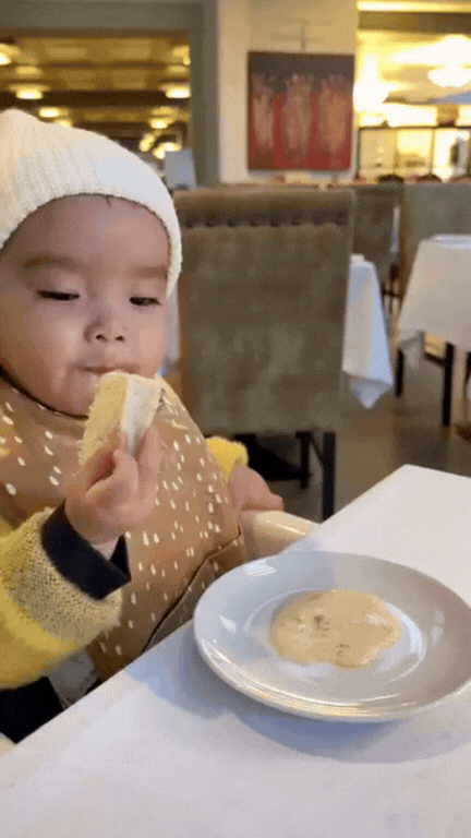 Con g&aacute;i Ng&ocirc; Thanh V&acirc;n m&ecirc; mệt b&aacute;nh m&igrave;, ngủ bất chấp suốt chuyến về qu&ecirc; ngoại ở Na Uy- Ảnh 1.
