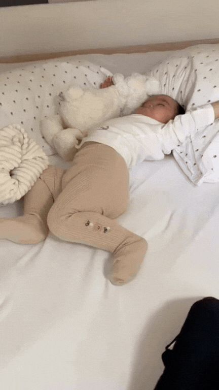 Con g&aacute;i Ng&ocirc; Thanh V&acirc;n m&ecirc; mệt b&aacute;nh m&igrave;, ngủ bất chấp suốt chuyến về qu&ecirc; ngoại ở Na Uy- Ảnh 4.