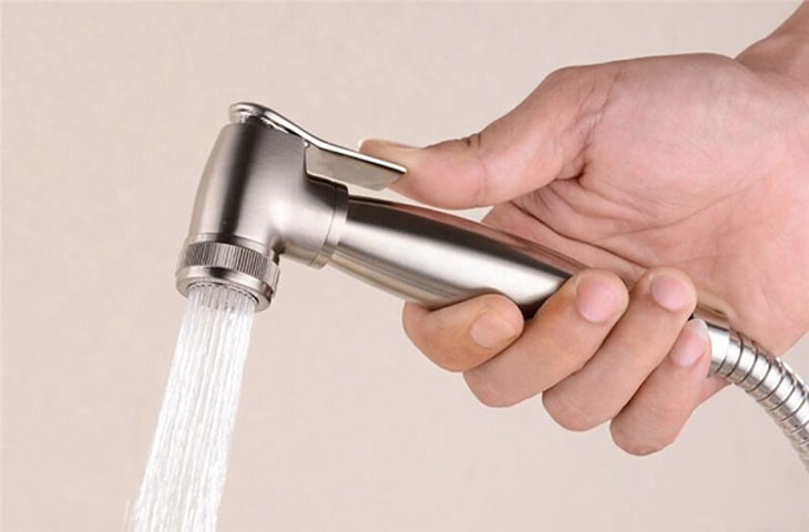 Lời khuy&ecirc;n đến c&aacute;c gia đ&igrave;nh thường xuy&ecirc;n sử dụng v&ograve;i xịt vệ sinh- Ảnh 1.
